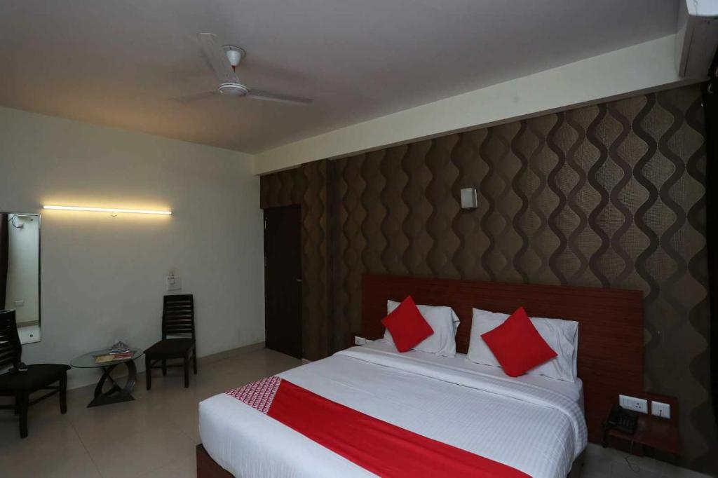 Collection O Hotel Himalaya客房内的一张或多张床位