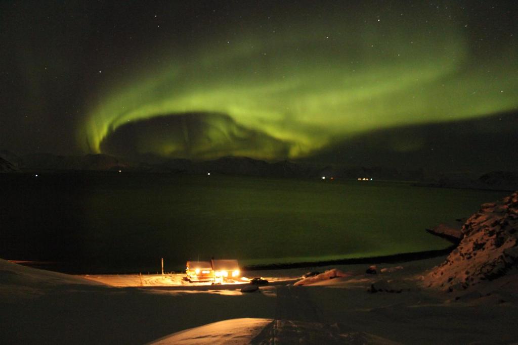 哈默菲斯特Nordmannsneset på Seiland的天上一排光亮的天空