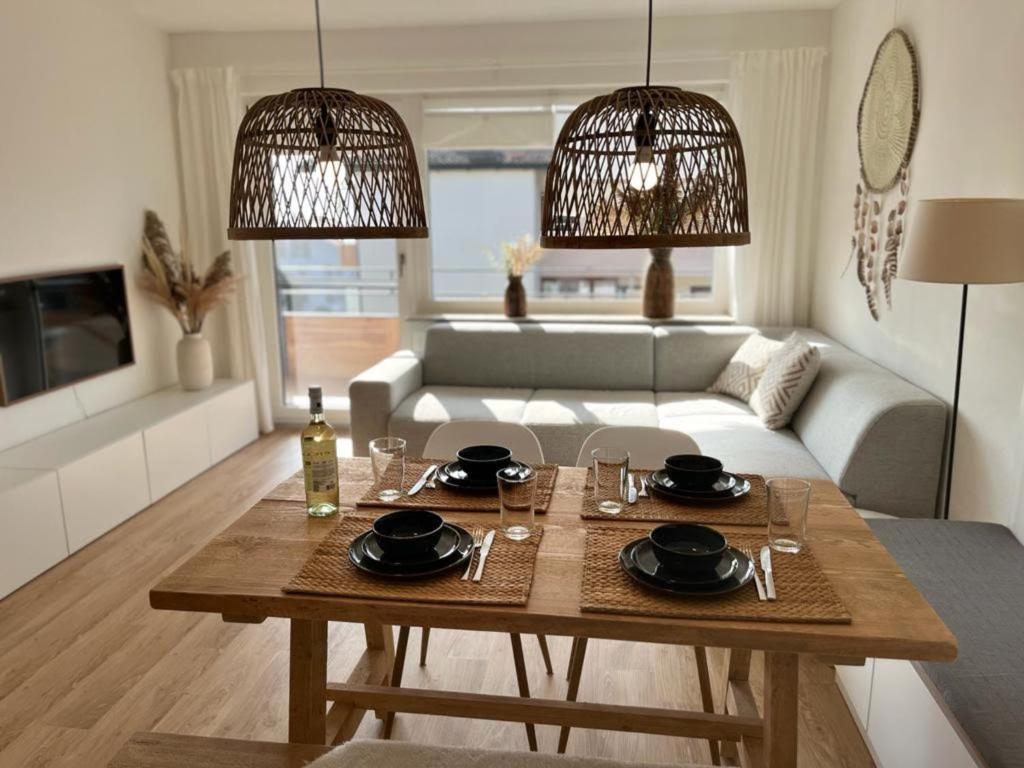 里姆斯廷格Amselnest - b42499的客厅配有桌子和沙发