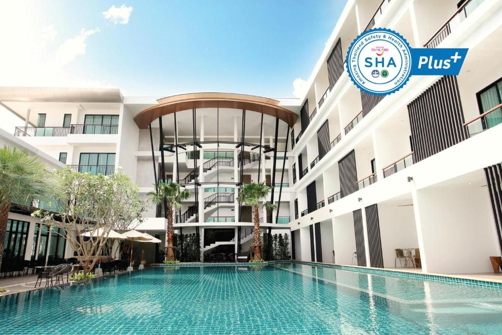 普吉镇The Pago Design Hotel Phuket-SHA Plus的一座建筑的庭院中的游泳池