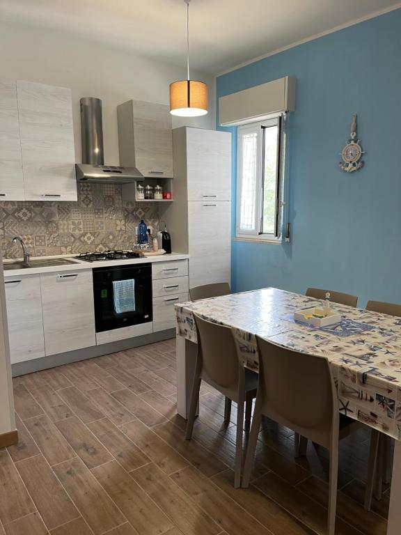 冯塔尼比安奇VILLA FRANCA的厨房配有桌椅和蓝色的墙壁