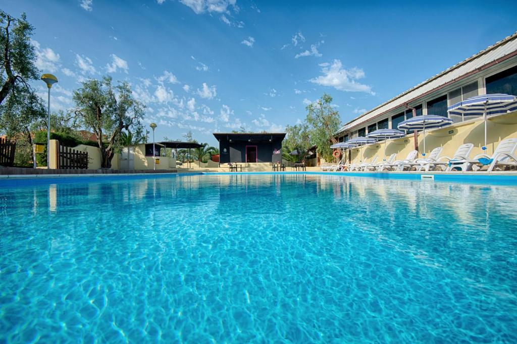 维耶斯泰帕尔梅葛美乐酒店的一座带椅子的大型游泳池和一座建筑