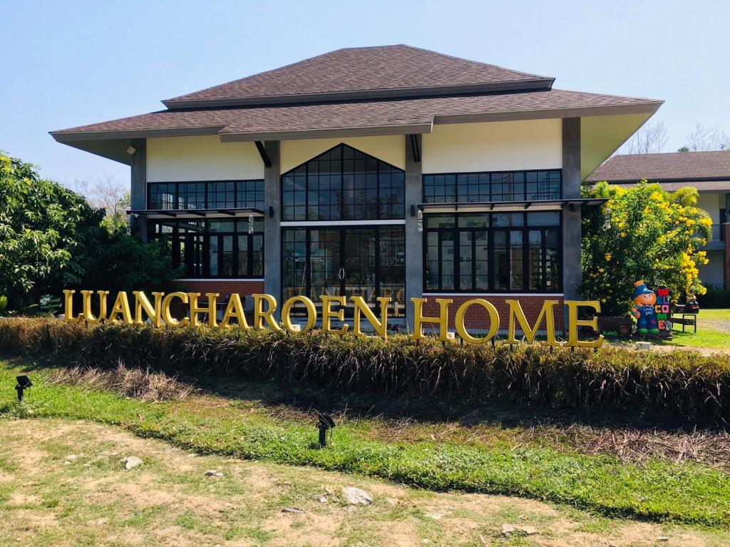 他朗Luancharoen Home Resort Phuket的带有移民之家标志的房屋