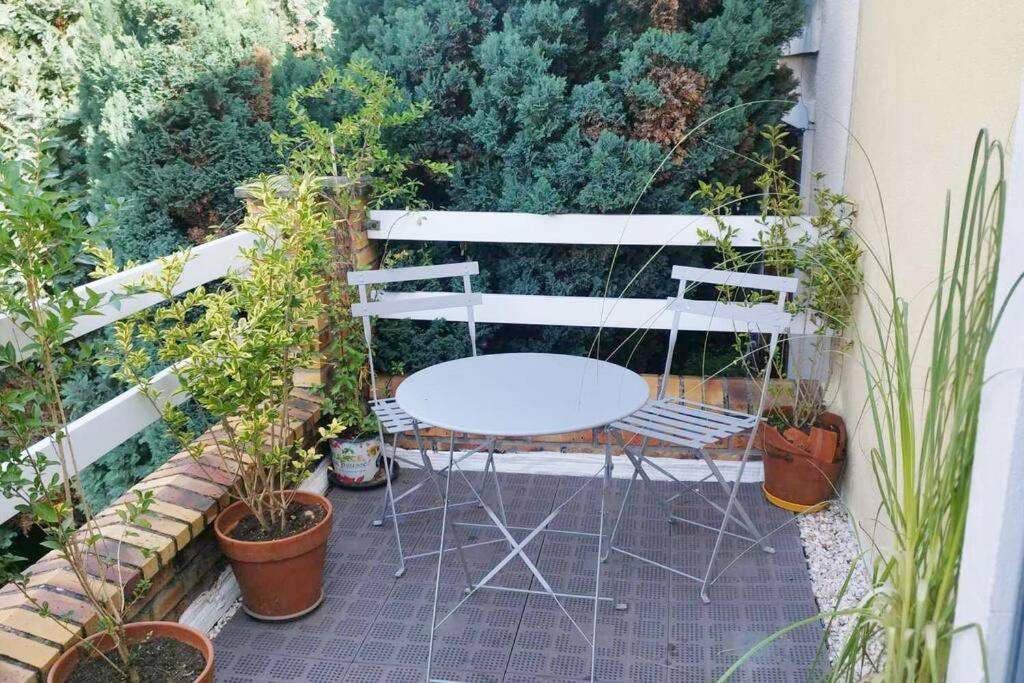 勒阿弗尔Maison atypique avec garage 2 roues - Proche Gare的种有植物的庭院里的桌椅