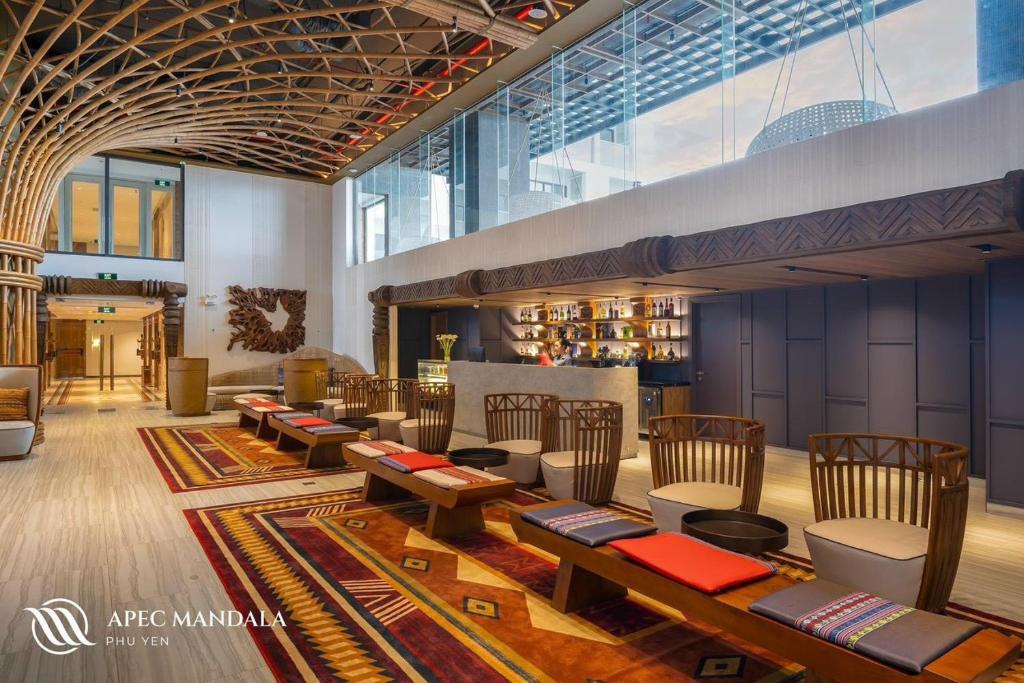 APEC MANDALA WYNDHAM PHÚ YÊN - VICTOR CONDOTEL餐厅或其他用餐的地方