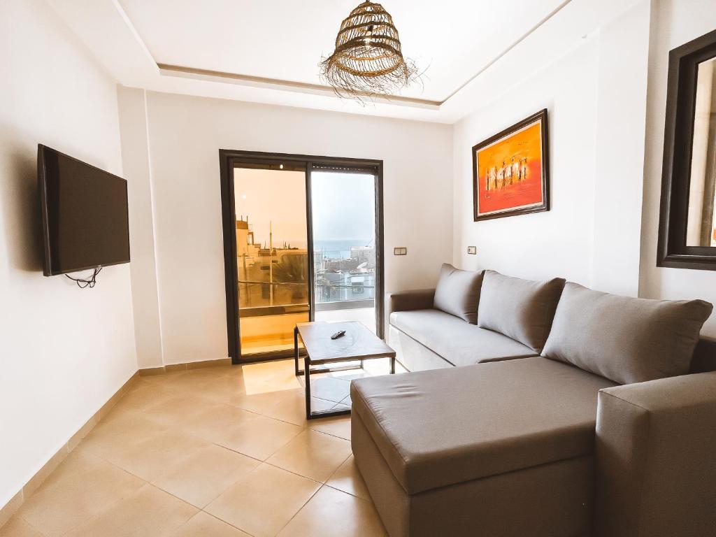 塔哈佐特La Perle Taghazout apparts 2-3px的带沙发和电视的客厅