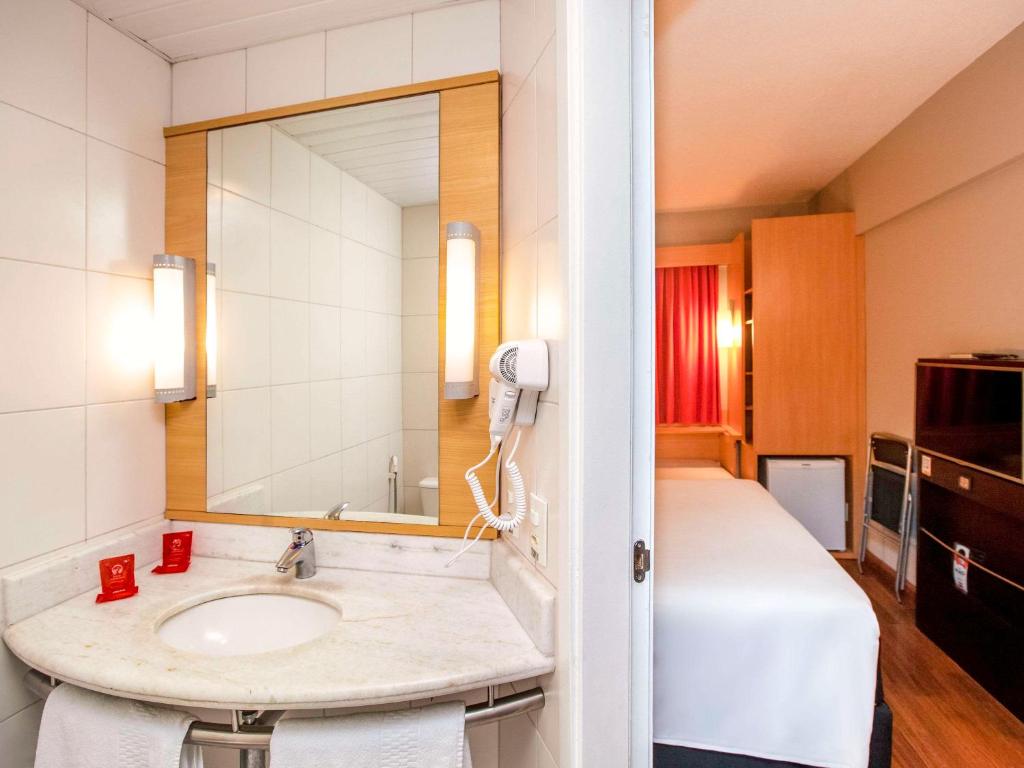 ibis Recife Boa Viagem客房内的一张或多张床位