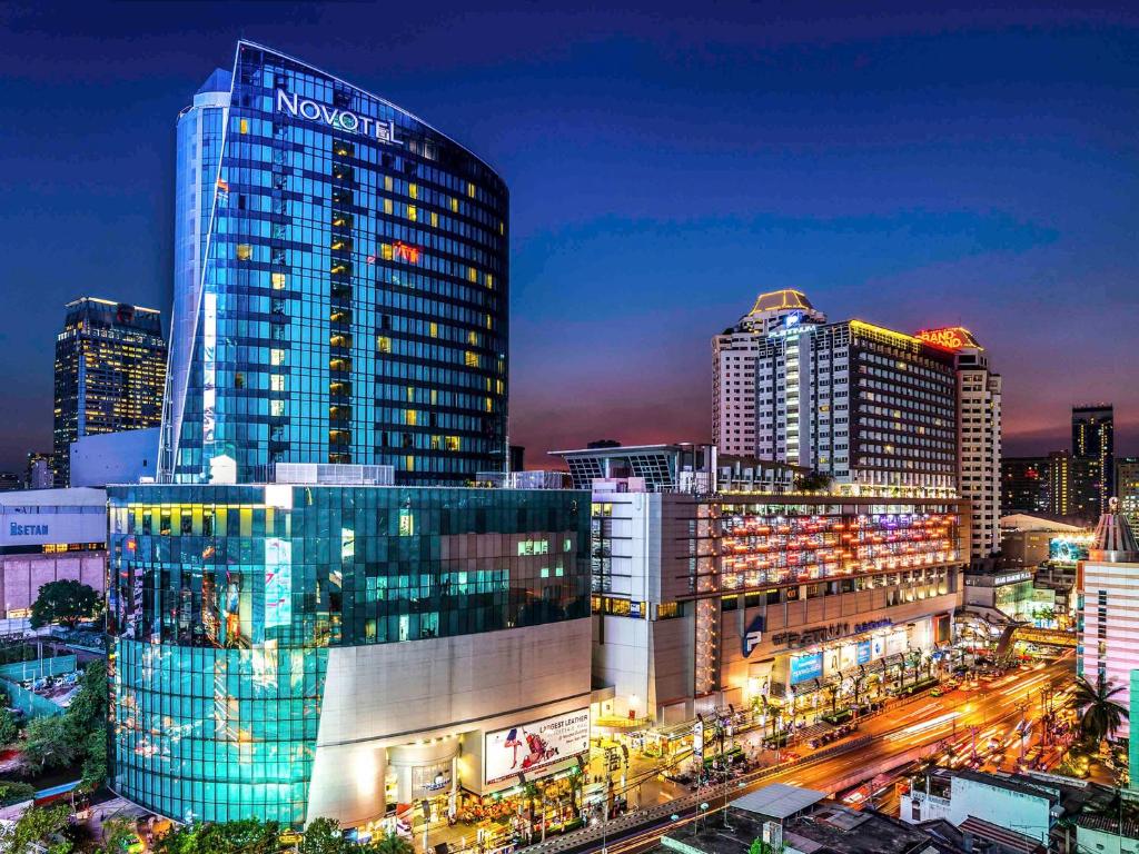 曼谷Novotel Bangkok Platinum Pratunam的城市天际线,在晚上有一座大建筑