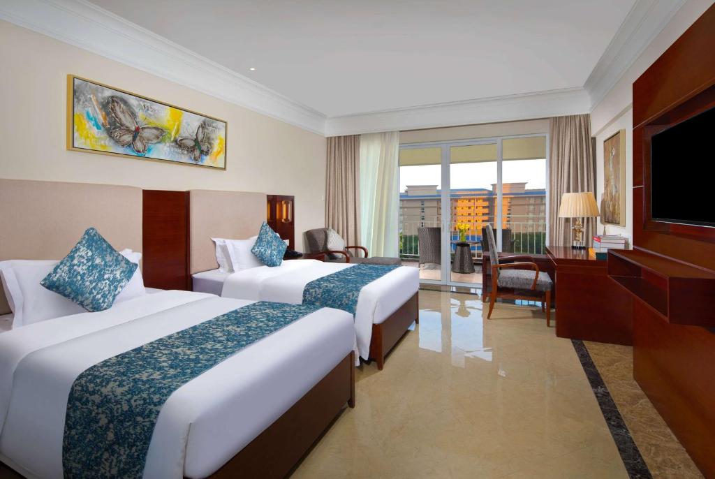 文昌文昌南国温德姆花园酒店的酒店客房设有两张床和电视。