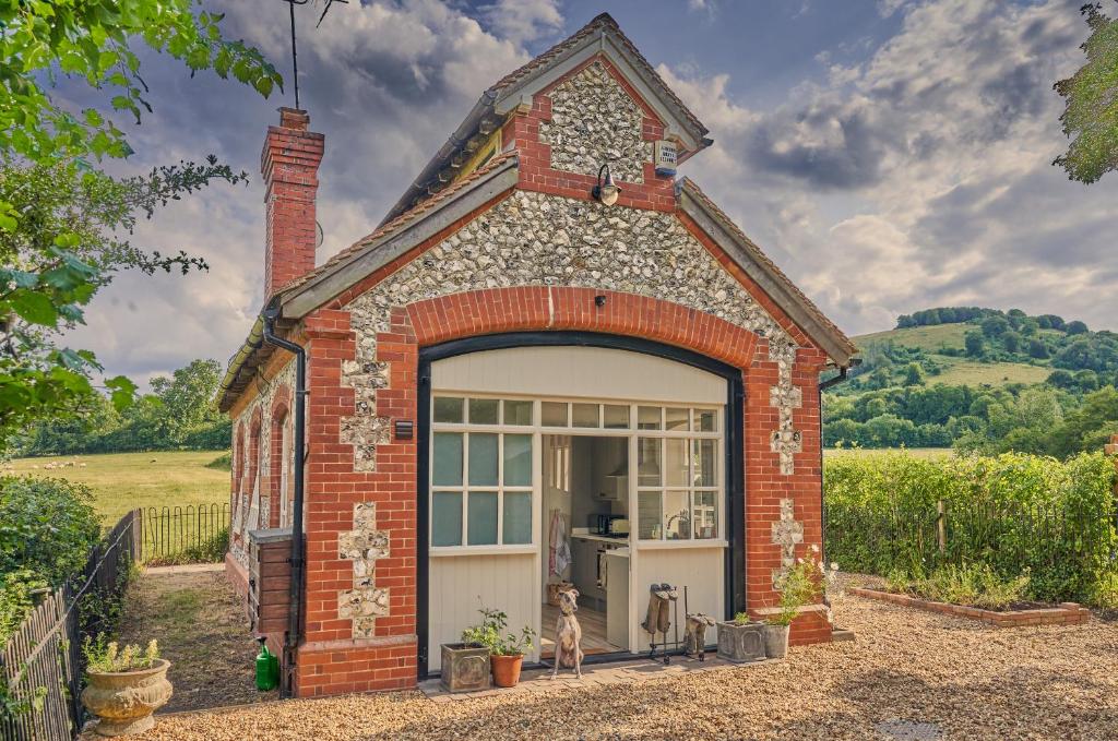 AshingtonThe Pump House的一座带车库的红砖小房子