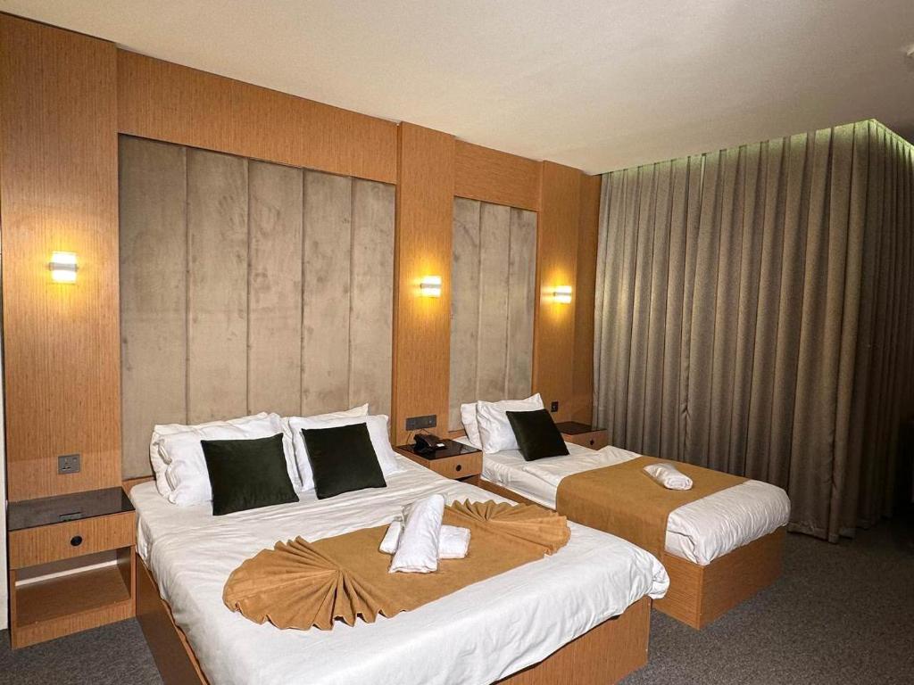 埃尔比勒MyHotel Erbil的一间酒店客房,房间内设有两张床
