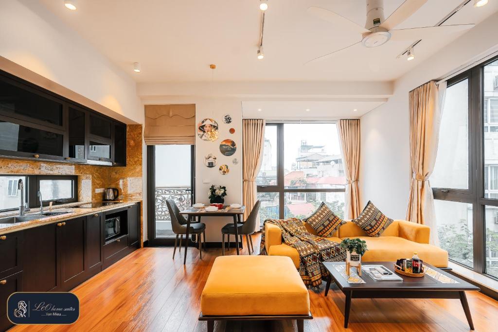 河内High-ser Apartment -2BR - NiceView - Parking - Spacious - In center的客厅配有沙发和桌子