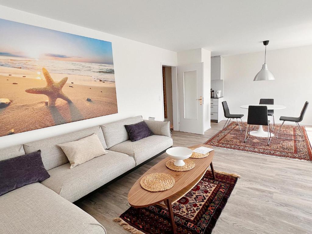 韦齐孔Moderne & helle Wohnung mit Netflix & Bergsicht的客厅配有沙发和桌子