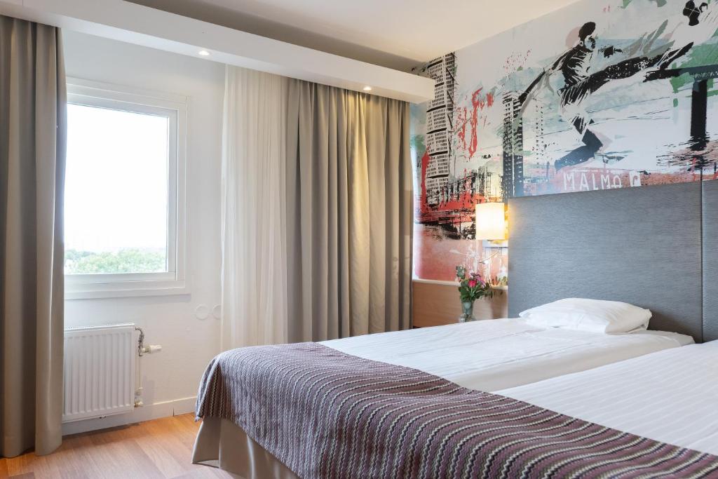 马尔默马尔默早安酒店的一间设有大床和窗户的酒店客房