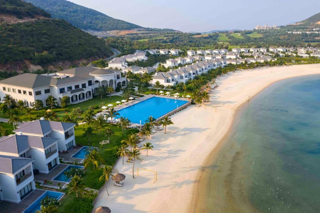 芽庄Nha Trang Marriott Resort & Spa, Hon Tre Island的享有度假村和海滩的空中景致