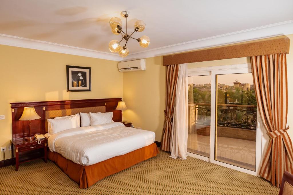 开罗The Villa 604 Powered by look的酒店客房设有一张床和一个阳台。
