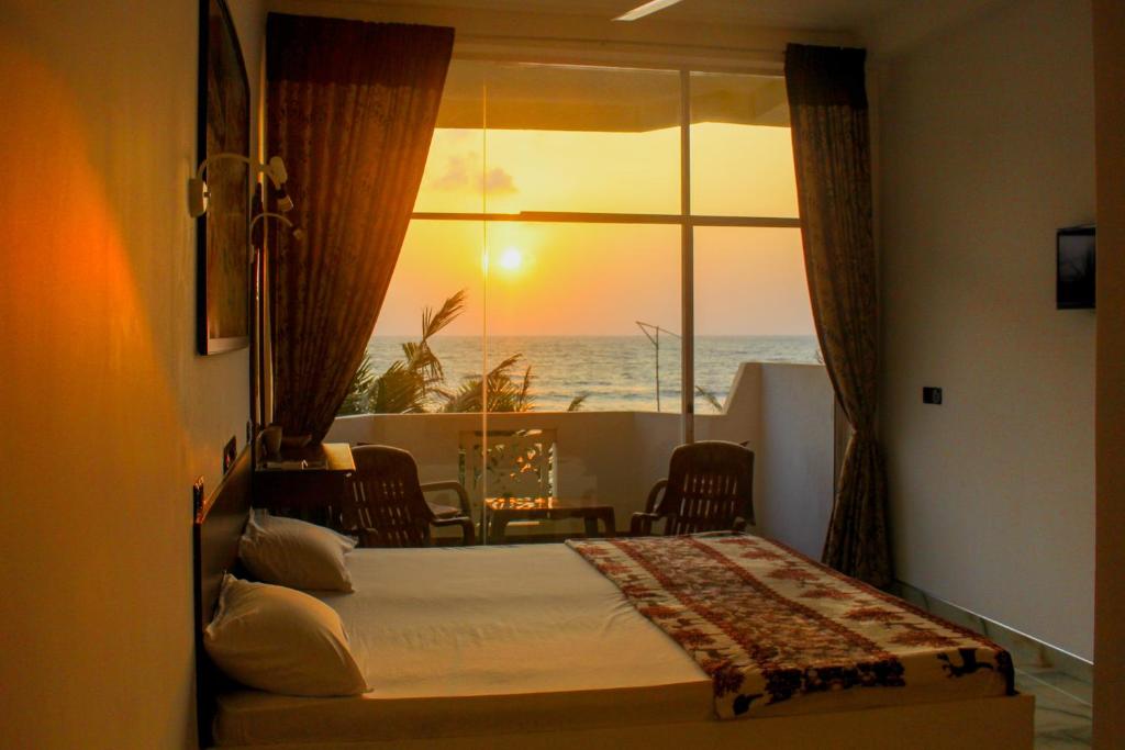 卡卢特勒Hotel Coconut Bay的一间卧室配有一张床,享有海景