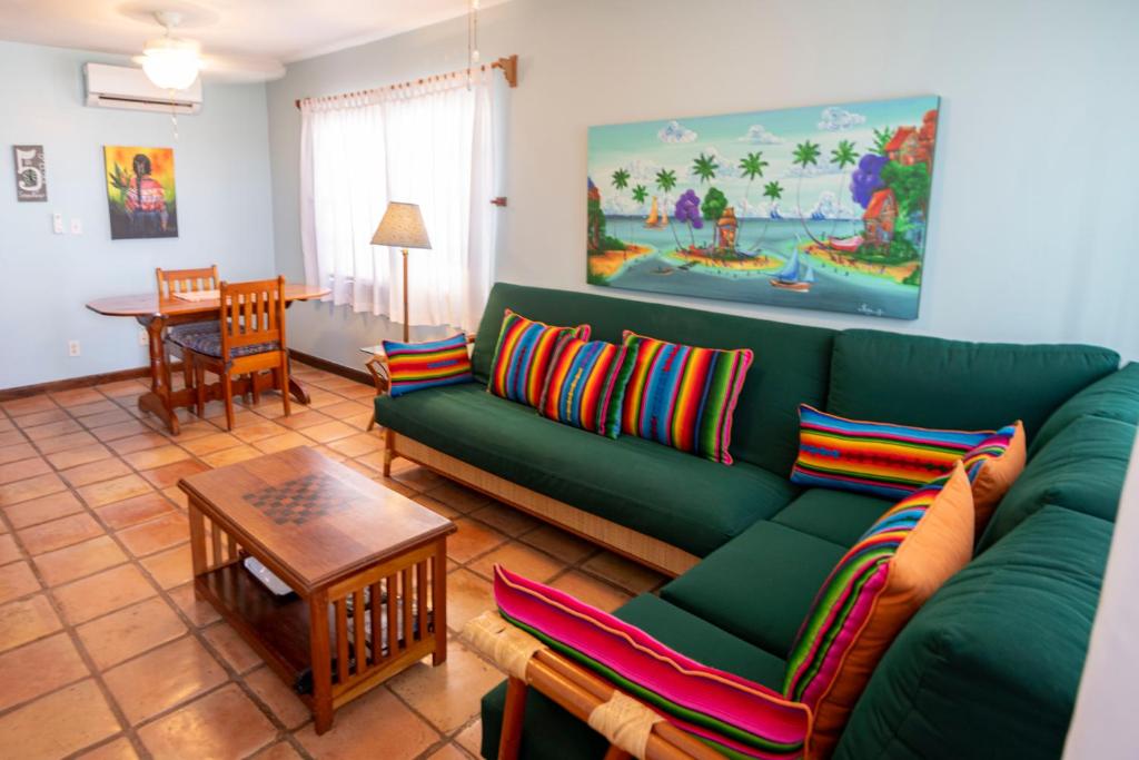 圣佩德罗美丽海岛游艇俱乐部的客厅配有绿色沙发和桌子