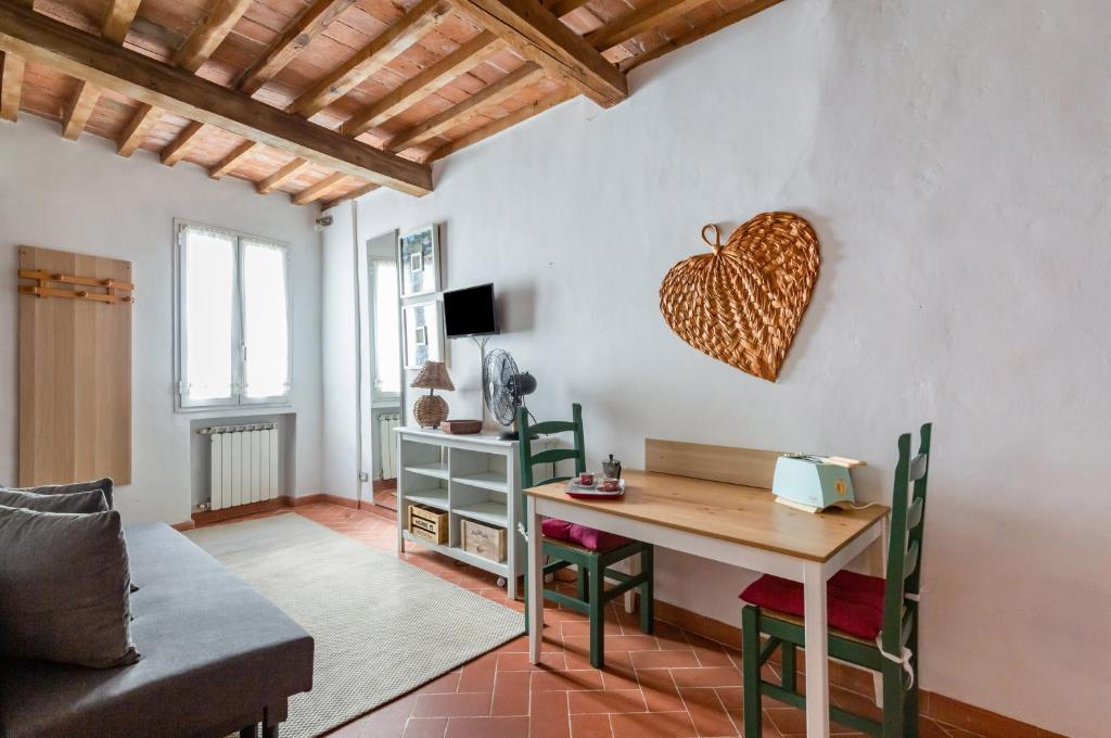 佛罗伦萨Boboli Gardens Lovely Apartment的客厅配有桌子和沙发
