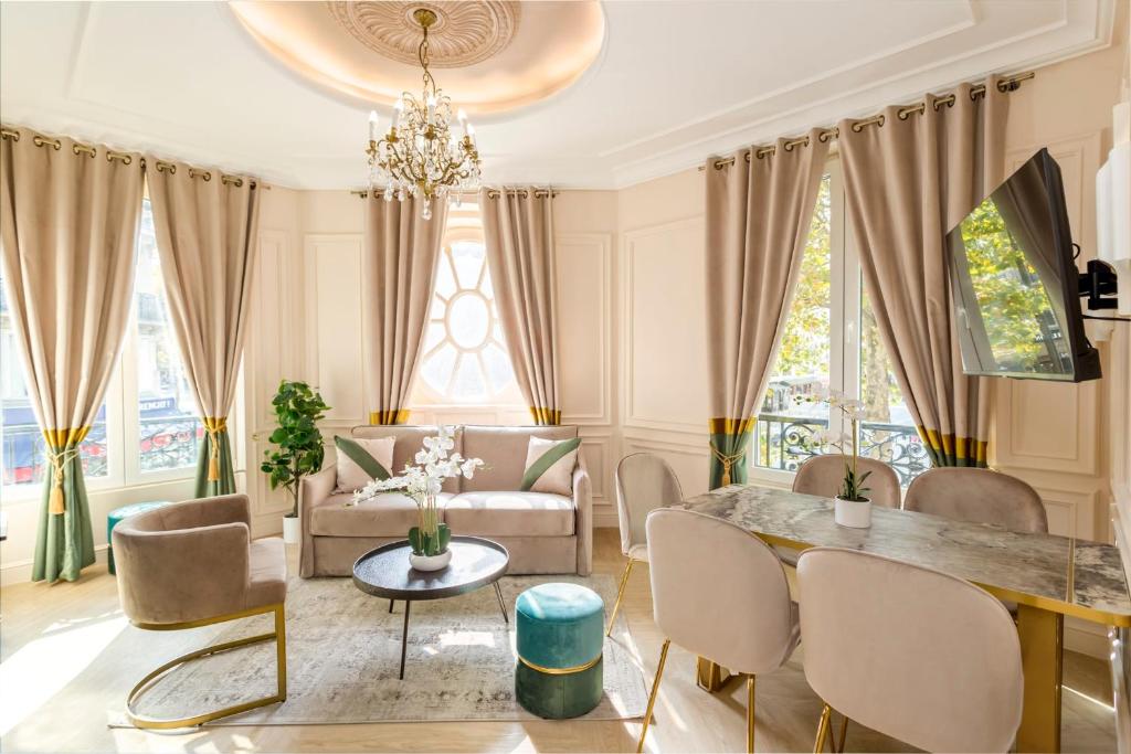 巴黎Luxury 2 bedroom - Marais & Louvre的客厅配有沙发和桌子