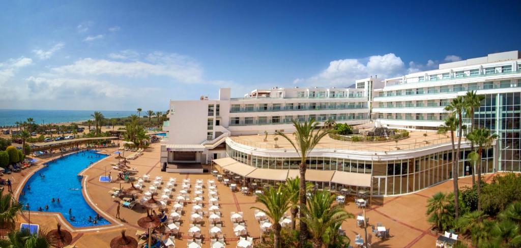莫哈卡尔瑟维集团滨海沙滩酒店的一座带游泳池和大型建筑的度假村