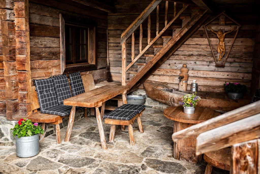 东蒂罗尔地区马特赖Beim Untertimmeltaler的小屋设有两把椅子、一张桌子和楼梯