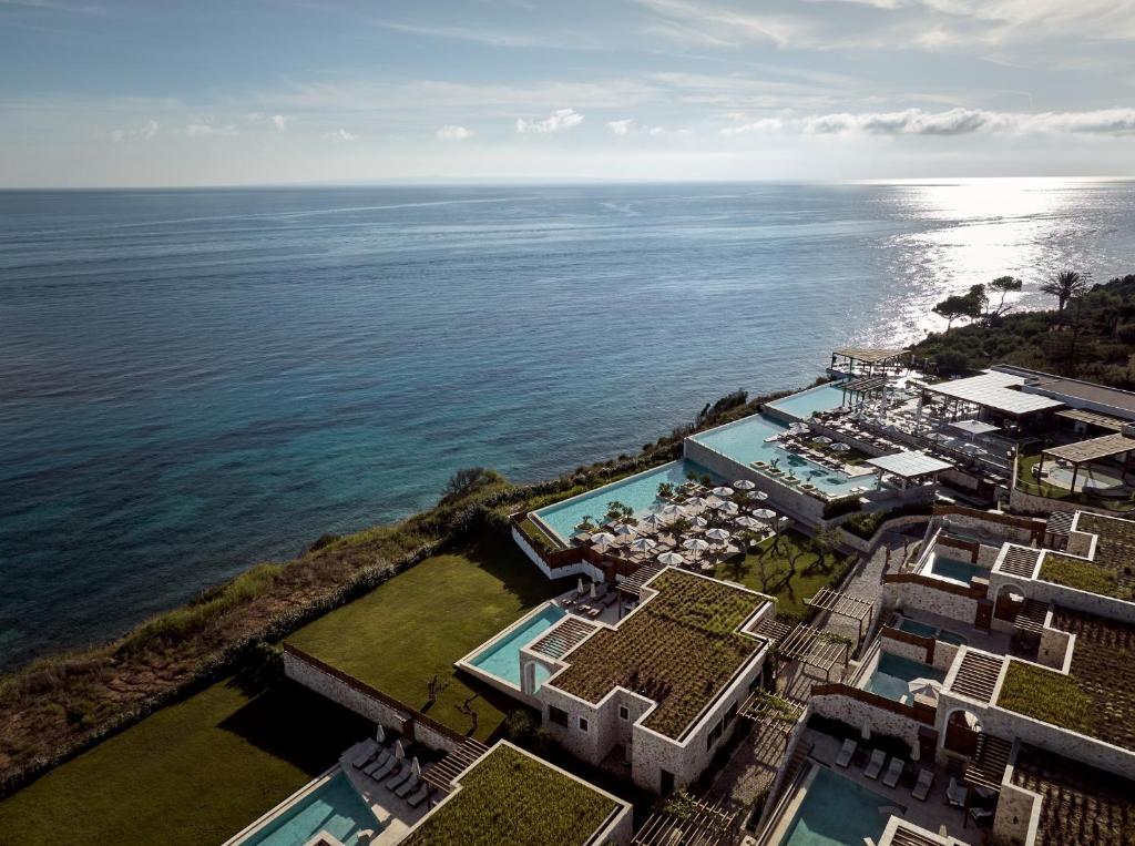 阿克罗蒂Lesante Cape Resort & Villas - The Leading Hotels of the World的海滨度假胜地的空中景致