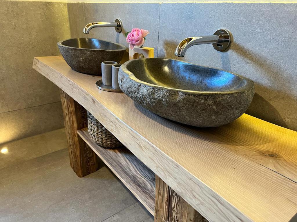哈尔布莱希Alpflower的浴室内木台面上的两个水槽