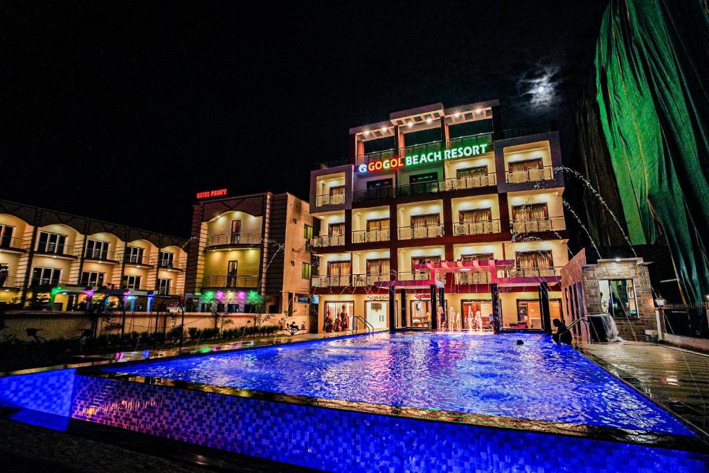 曼达莫尼Gogol Beach Resort的大楼前方的蓝色灯光