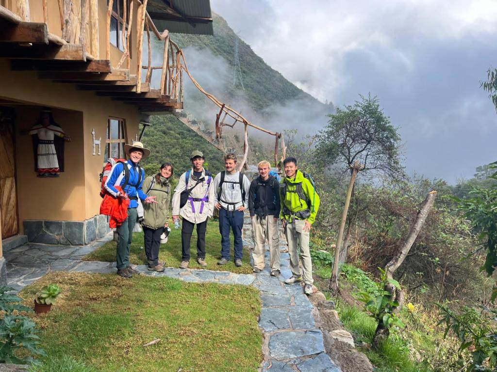 圣特雷莎Salkantay Hostel Chaullay的站在山前的一群人