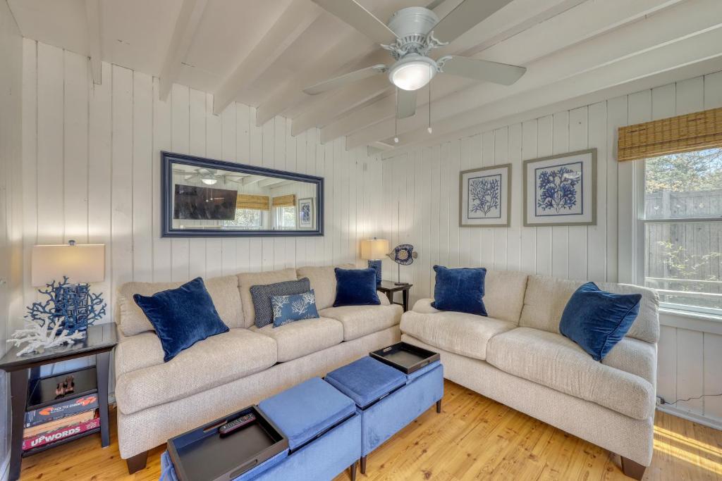 Ocean Bay ParkThe Surfcomber Multi-Residence Home的客厅配有沙发和蓝色枕头。