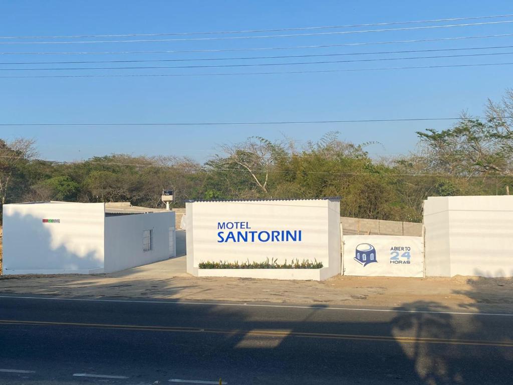 BaranoaMOTEL SANTORINI的带有不读 ⁇ 的标志的建筑物