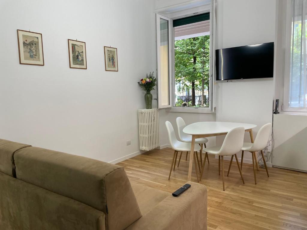米兰MILA by The Blue Twins apartments Milano的客厅配有沙发和桌椅