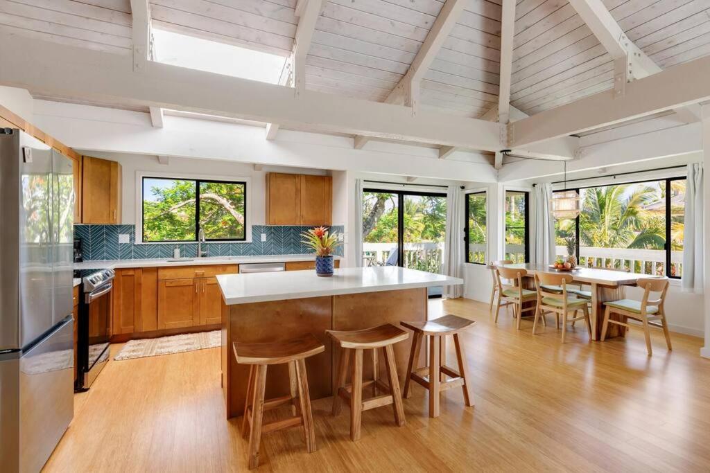 普林斯维尔Newly listed luxury home - great location + views的一个带小岛的厨房和椅子