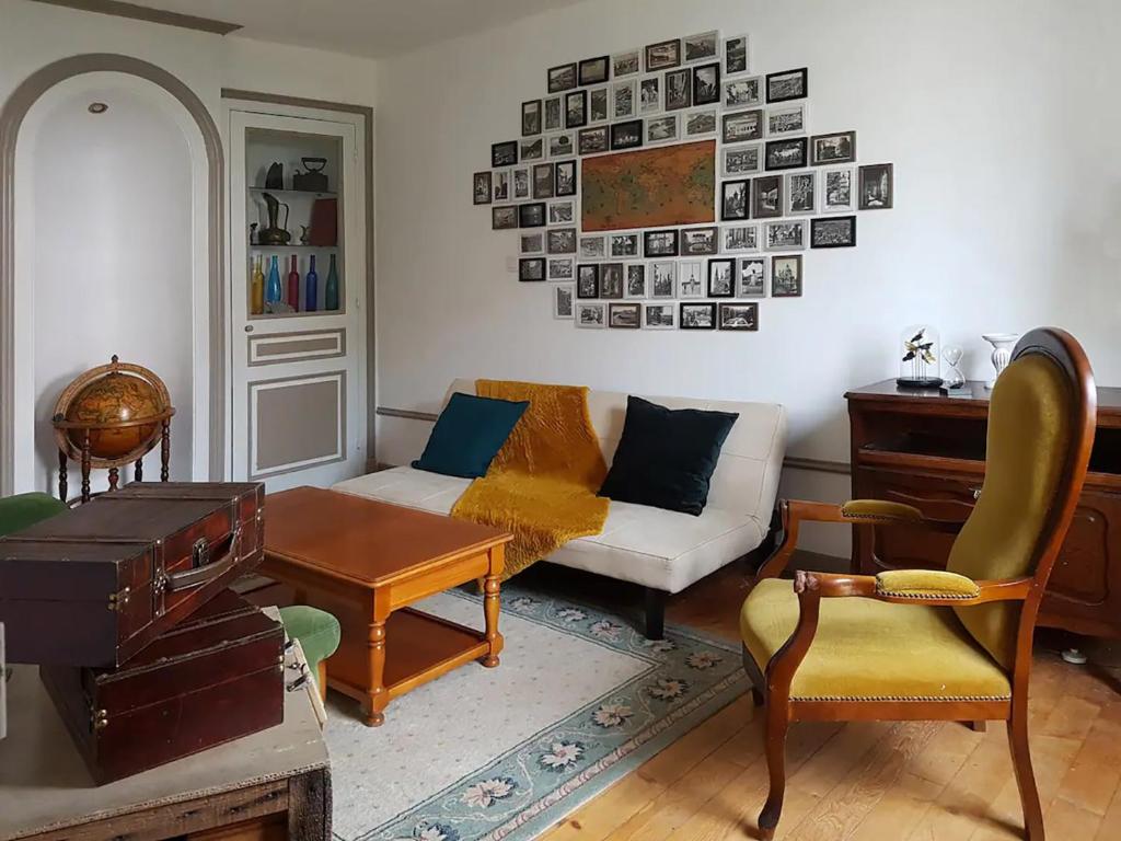 隆勒索涅Maison centre-ville calme avec jardin的客厅配有沙发和桌子