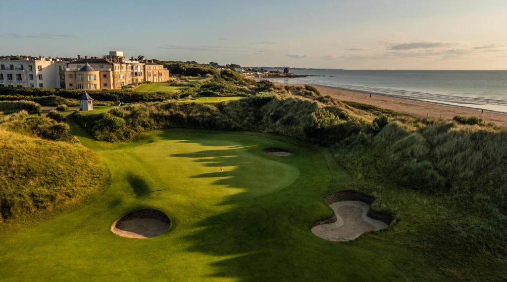 波特马诺克Portmarnock Resort & Jameson Golf Links的享有海滩上的高尔夫球场景色