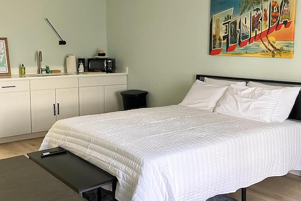 马可岛Capri 104的卧室配有白色的床和水槽