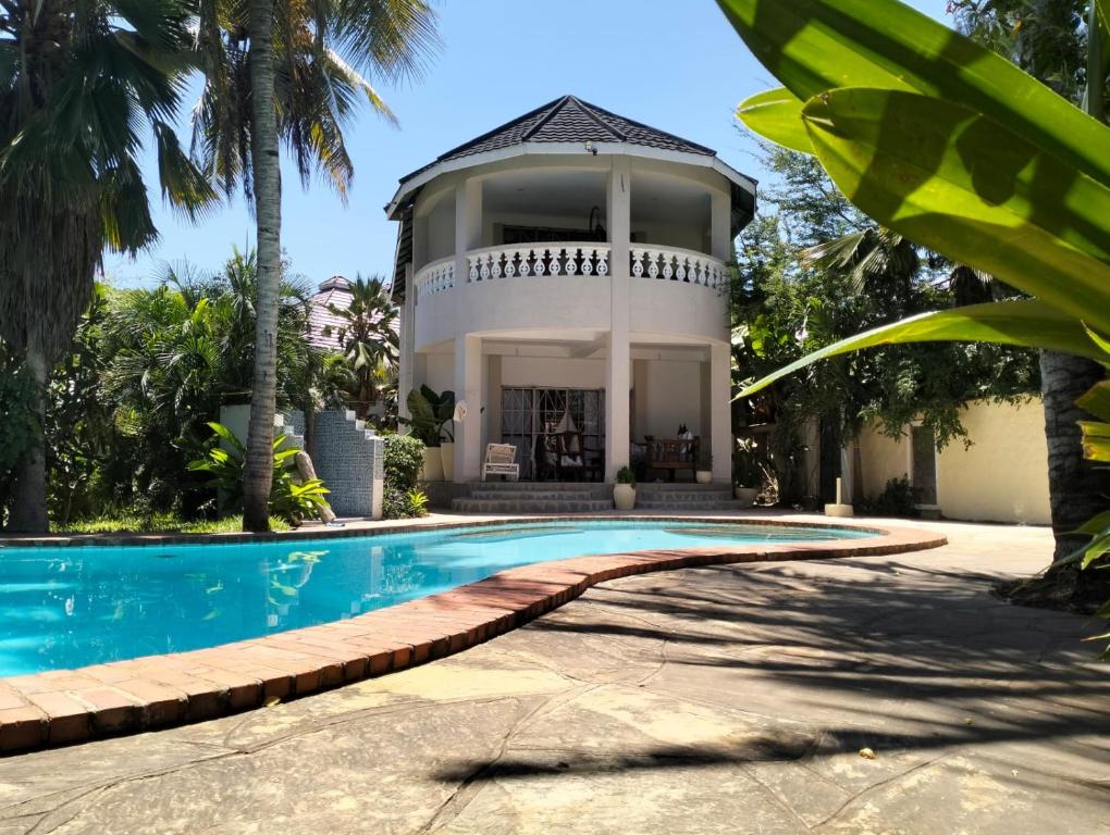 GaluDiani Hideaway Beach Villa的别墅前设有游泳池