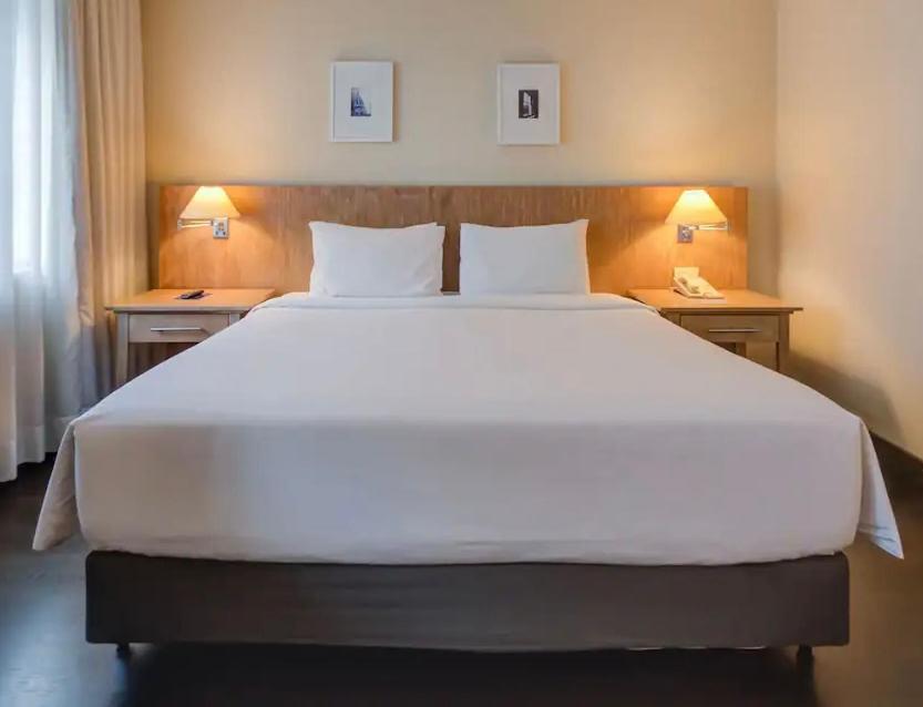 圣保罗Suite executiva reformada dentro do hotel Radisson的一张大白色的床,位于酒店客房内
