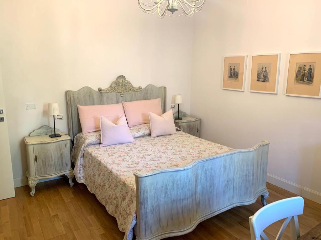 佩波利堡Appartamento Simona的一间卧室配有蓝色的床和粉红色枕头
