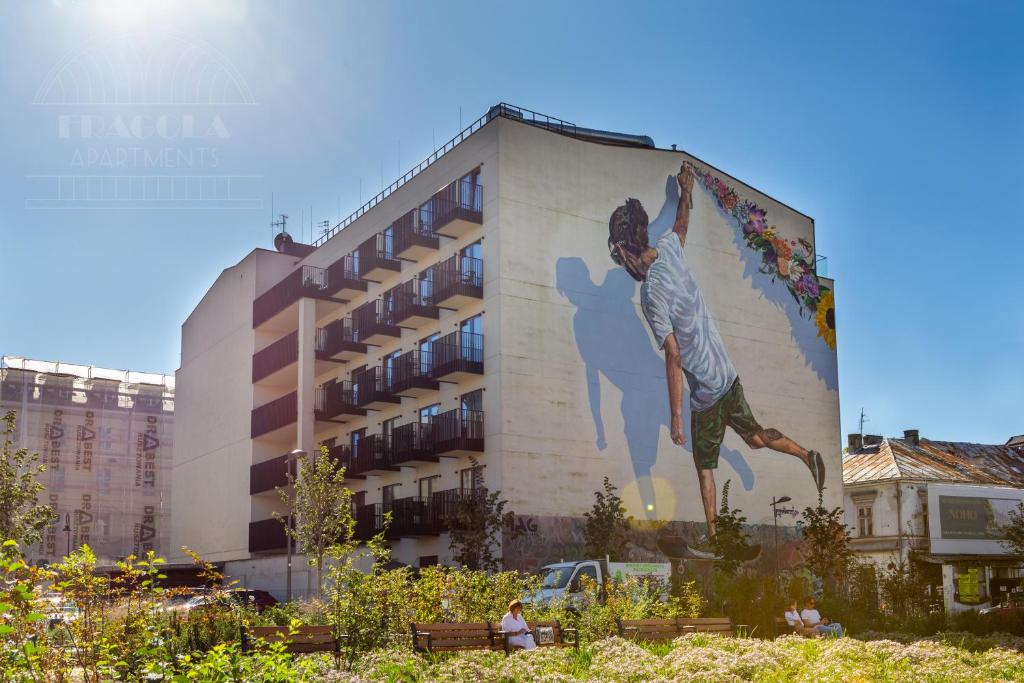 克拉科夫Fragola Apartments Rajska 3的建筑一侧的男人壁画