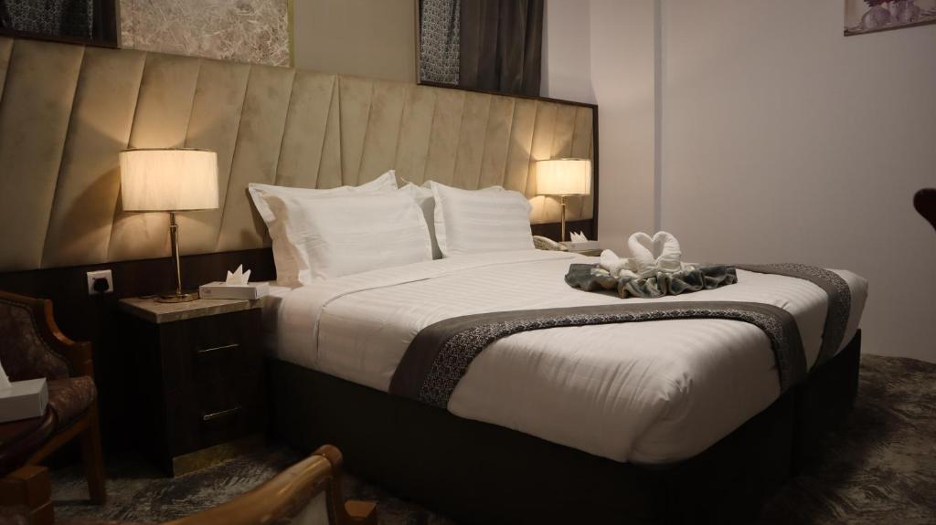 麦地那最好的麦地那酒店的酒店客房设有一张大床和两盏灯