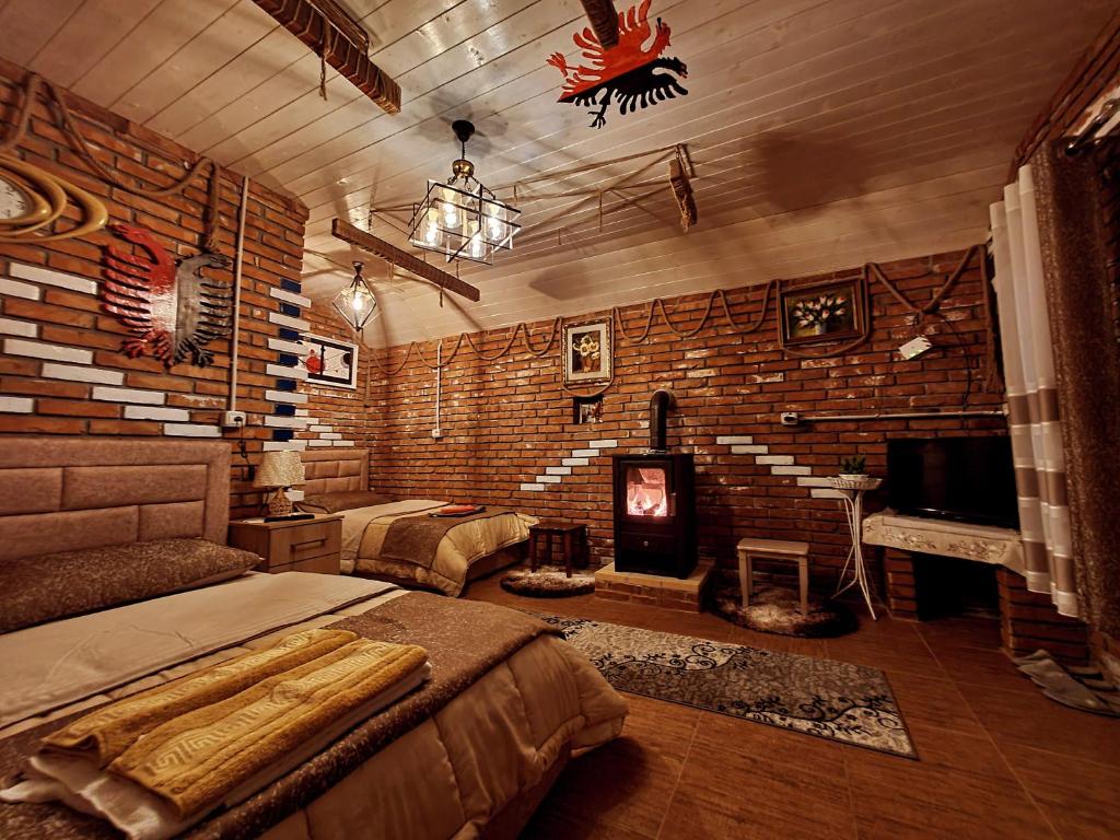 Gropat e SelcësVilat Pllumaj的一间卧室设有一张床和砖墙