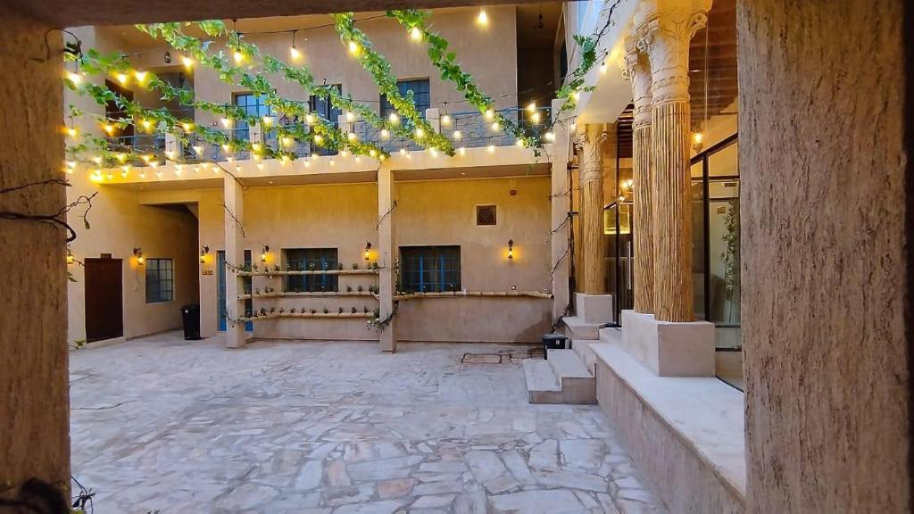 迪拜Hyba Pod Hostel & Hotel的建筑的庭院,上面有灯