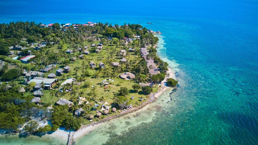 穆库拉岛Hotel Isla Mucura的海洋岛屿的空中景观