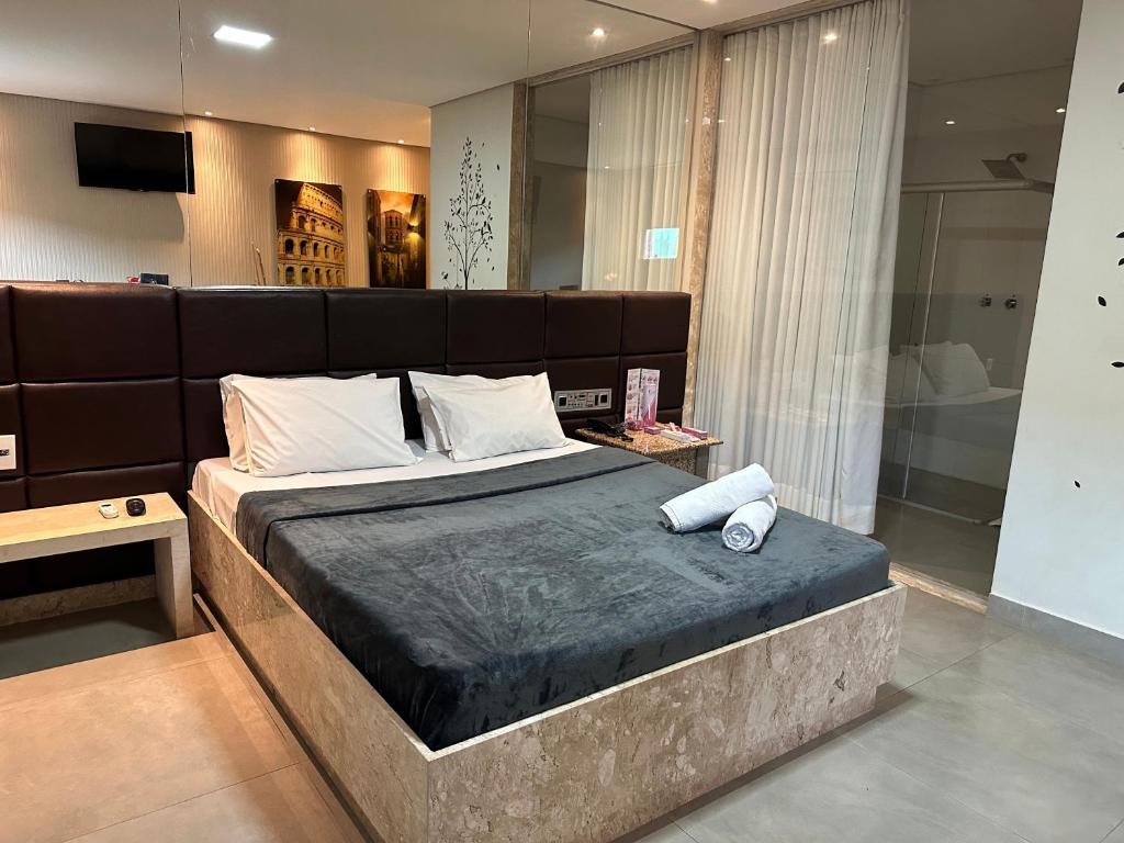 贝洛奥里藏特Motel Orion - Belo Horizonte的一间卧室配有一张大床和大床头板