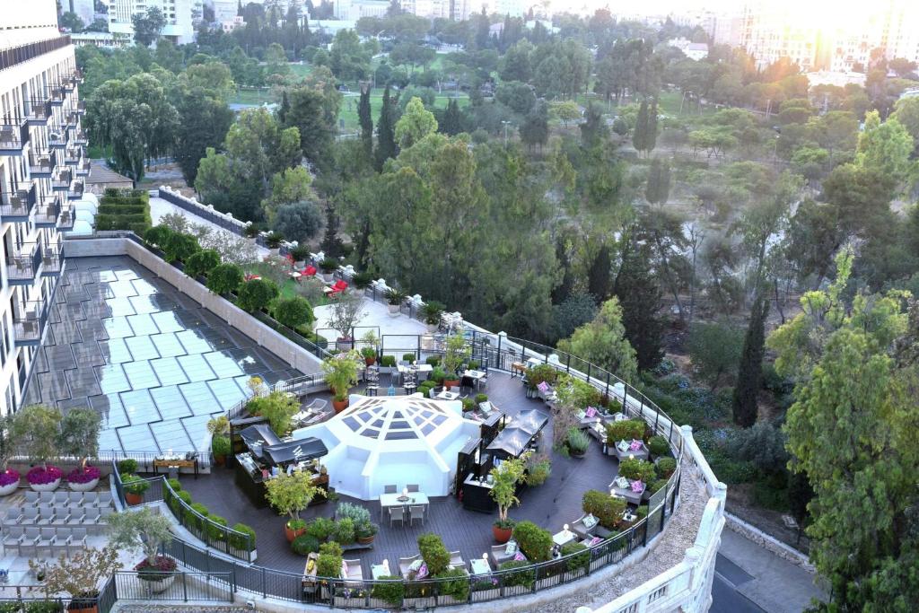 耶路撒冷耶路撒冷华尔道夫酒店的享有大楼花园的空中景致