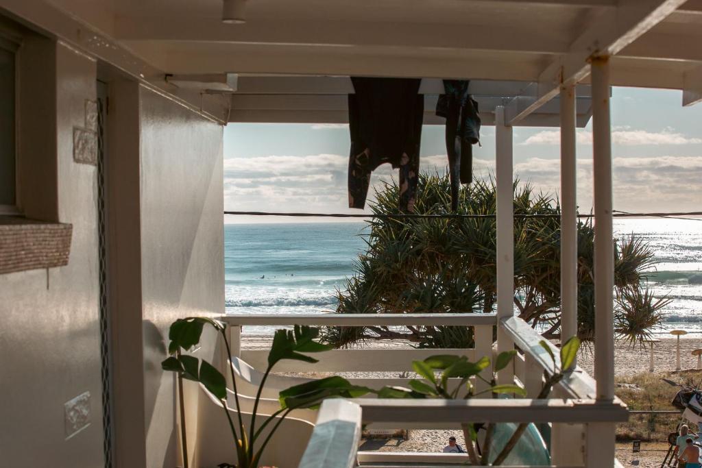 黄金海岸White Dolphin, Unit 7的以及享有海滩景致的私人阳台。