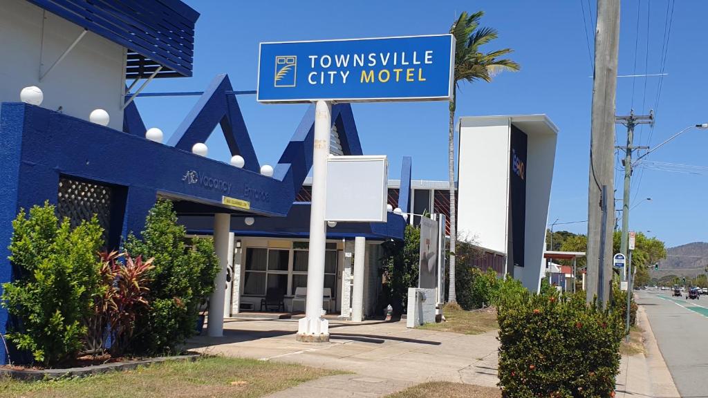 汤斯维尔Townsville City Motel的城市汽车旅馆前的街道标志