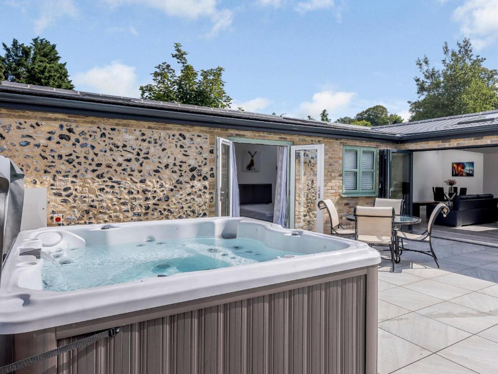 SantonMarshall Cottage的房屋庭院的热水浴池